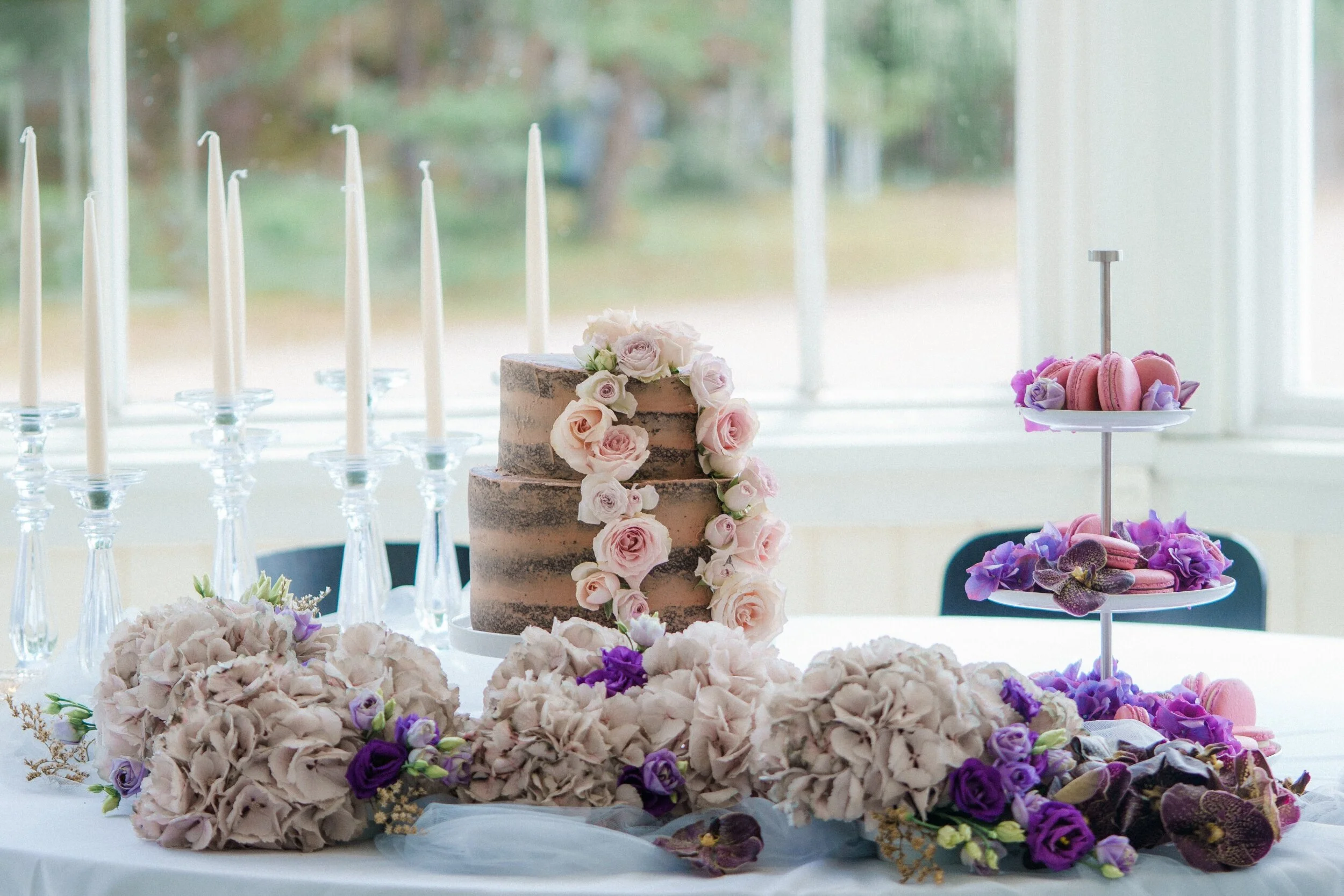 Aikaa herkutteluun! Kakku ja macaronsit Bakerika kukat: Floramore kuva:Studio happy moment/Helga