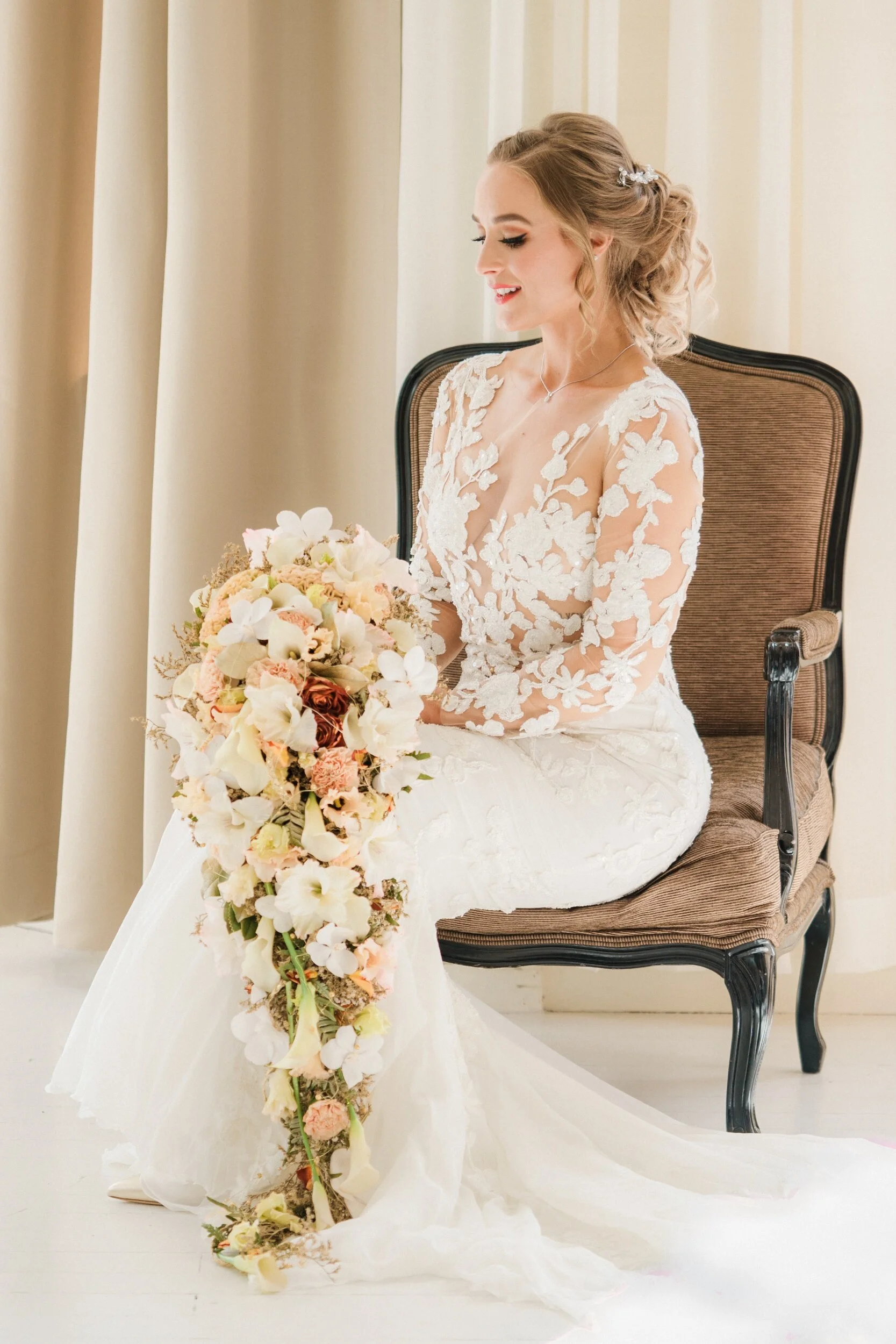 Tässä kimpussa on runsautta ja kukkia! Runsaat ja pisaranmuotoiset kimput tekevät paluun. Persoonallisuus näkyy kukkavalinnoissa ja mahdollisuuksia on siroista ja herkistä kimpuista näyttäviin ja runsaisiin. Tämä kimppu on hyvin kevyt, vaikkakin näy…