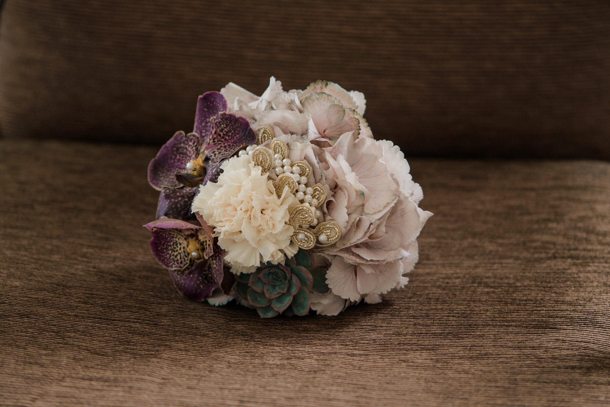 Tämä morsiuskimppu on siro ja leikittelee kukkien ja kasvien sävyillä. Kaunis @viproses hortensia on saanut seurakseen mehiruusukkeen,vanda-orkideoita  ja neilikoita. Kimppu on sidottu puvun tyyliin sopien vanhoja vintage- koristeita hyödyntäen. Kim…