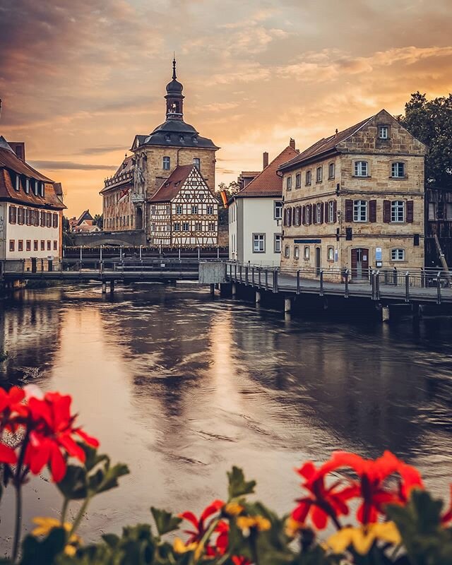 F&uuml;r einen emotionalen Himmel muss man einfach fr&uuml;h aus dem Bett - und nicht wie bl&ouml;de an den Luminar 4 Reglern drehen ihr Nasen🤭
🔻
#Bamberg #fotobamberg #bildreize #fujixt4 #fujilove #igersbamberg #igersgermany #Bamberglieben #photog