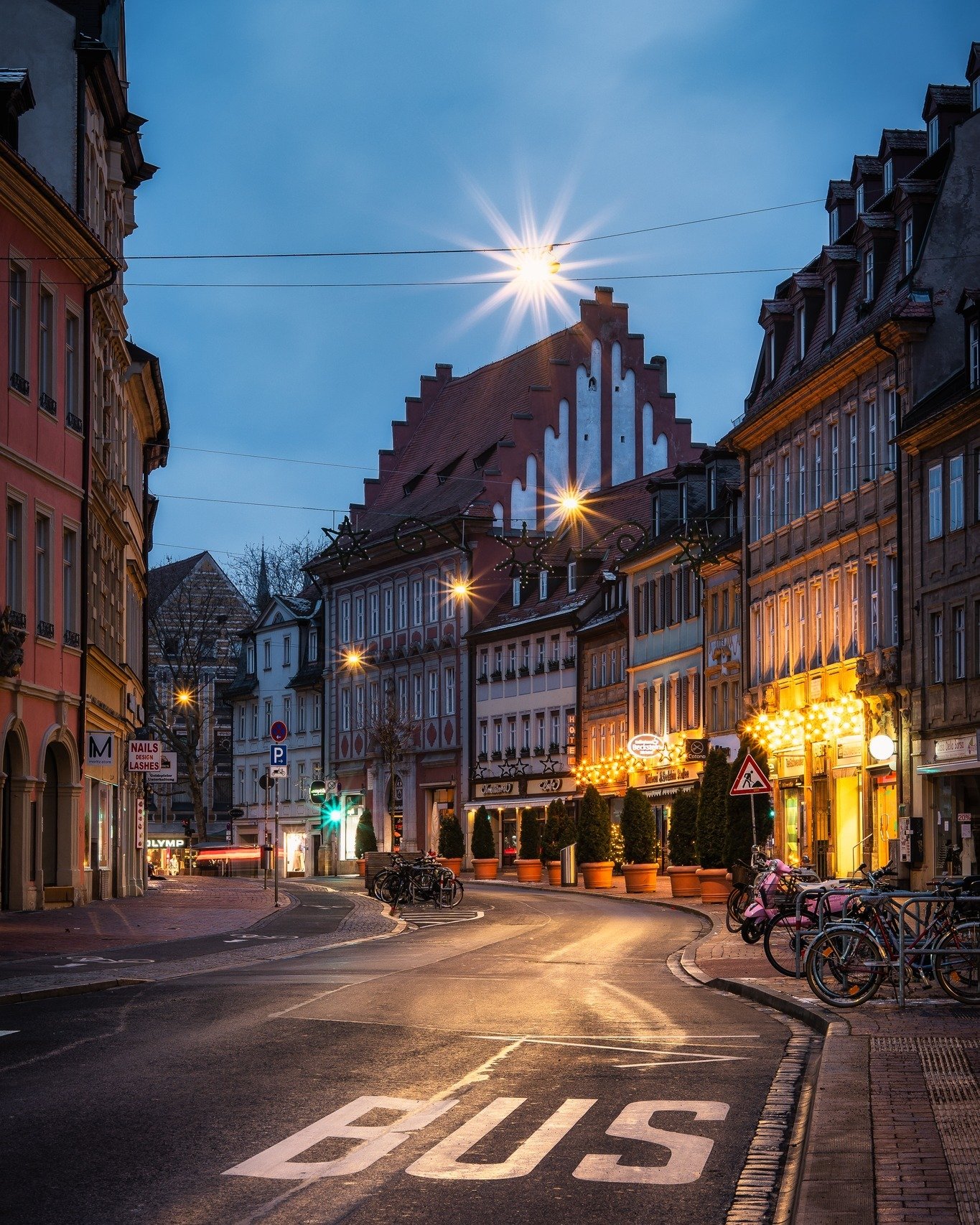 01.01.2026.
Erster Morgen des Jahres.

W&auml;hrend viele noch schlafen,
ist Bamberg l&auml;ngst wach.

Stra&szlig;enreinigung.
Menschen im Gesundheitswesen.
B&auml;ckereifachverk&auml;ufer, die mir den ersten Kaffee verkaufen.
Und viele, viele mehr!