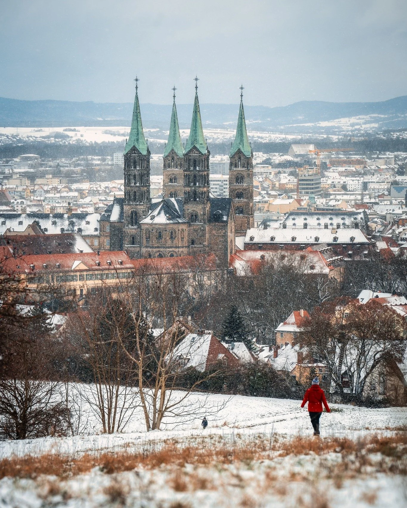 Alteburger Stra&szlig;e in Bamberg.
Leichtes Schneegest&ouml;ber, trotzdem gute Fernsicht auf den Bamberger Dom.

Ein besonderer Moment,
das Stadtpanorama so vor Augen zu haben.

#bamberg
#bambergcity
#bambergaltstadt
#fotografbamberg
#stadtfotografi