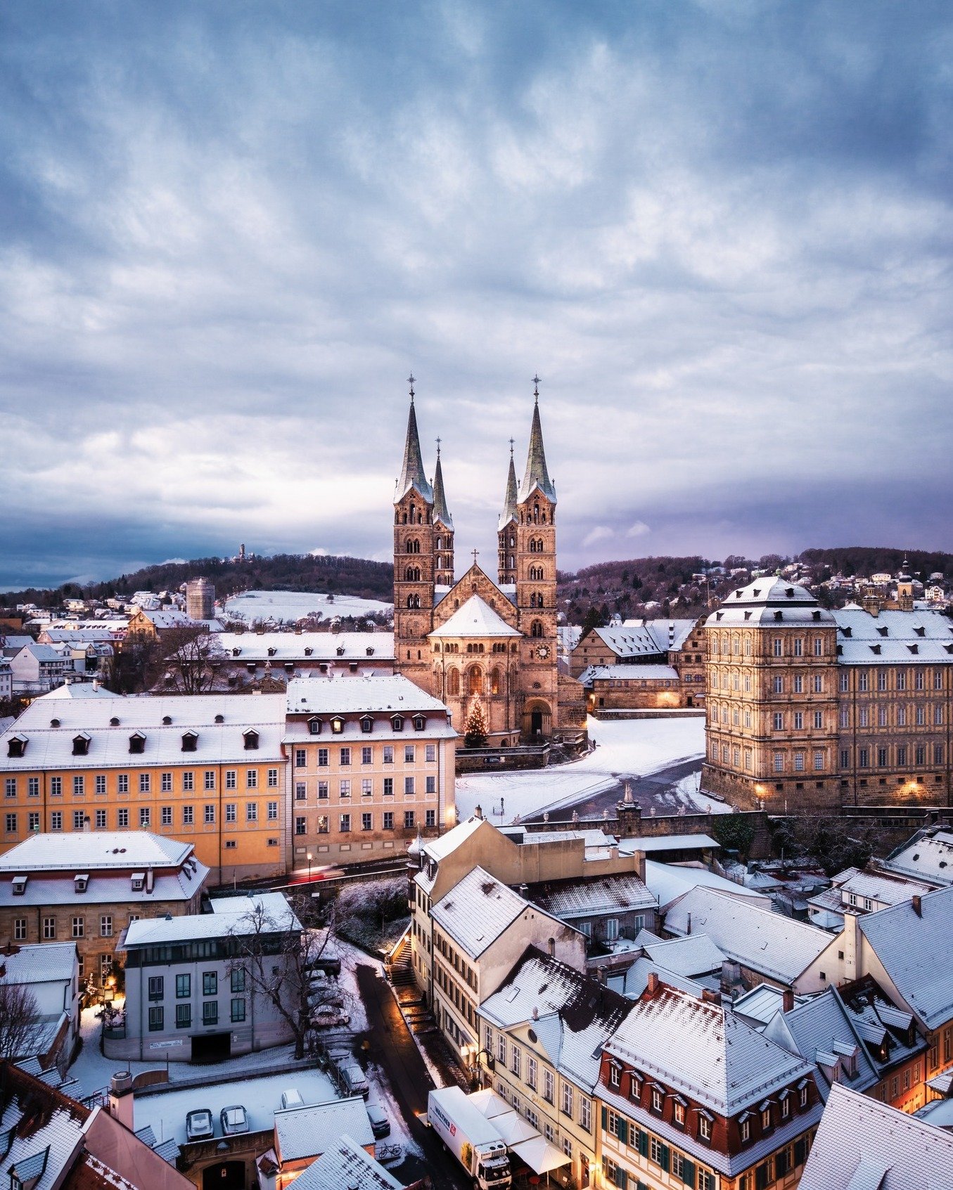 Guten Morgen, du wundersch&ouml;n verschneite Stadt.

Ein besonderer Blickwinkel auf den Bamberger Dom.
Schnee, klare Luft, ruhiger Start in den Tag.

#bamberg
#bambergerdom
#realityoverai
#stadtfotografie
#winterinbamberg 
#igersgermany 
#realfotogr