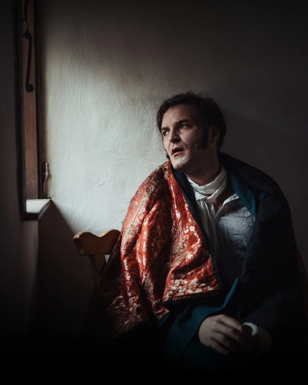 Ein Raum. Ein Stuhl. Ein Schauspieler. Zwei Figuren.

F&uuml;r &bdquo;E.T.A. Hoffmann und der Tod&ldquo; durfte ich Bild, Ton und Schnitt mit Kopfwerk &uuml;bernehmen &ndash; ein reduziertes Kammerspiel, das genau deshalb funktioniert: weil nichts ab