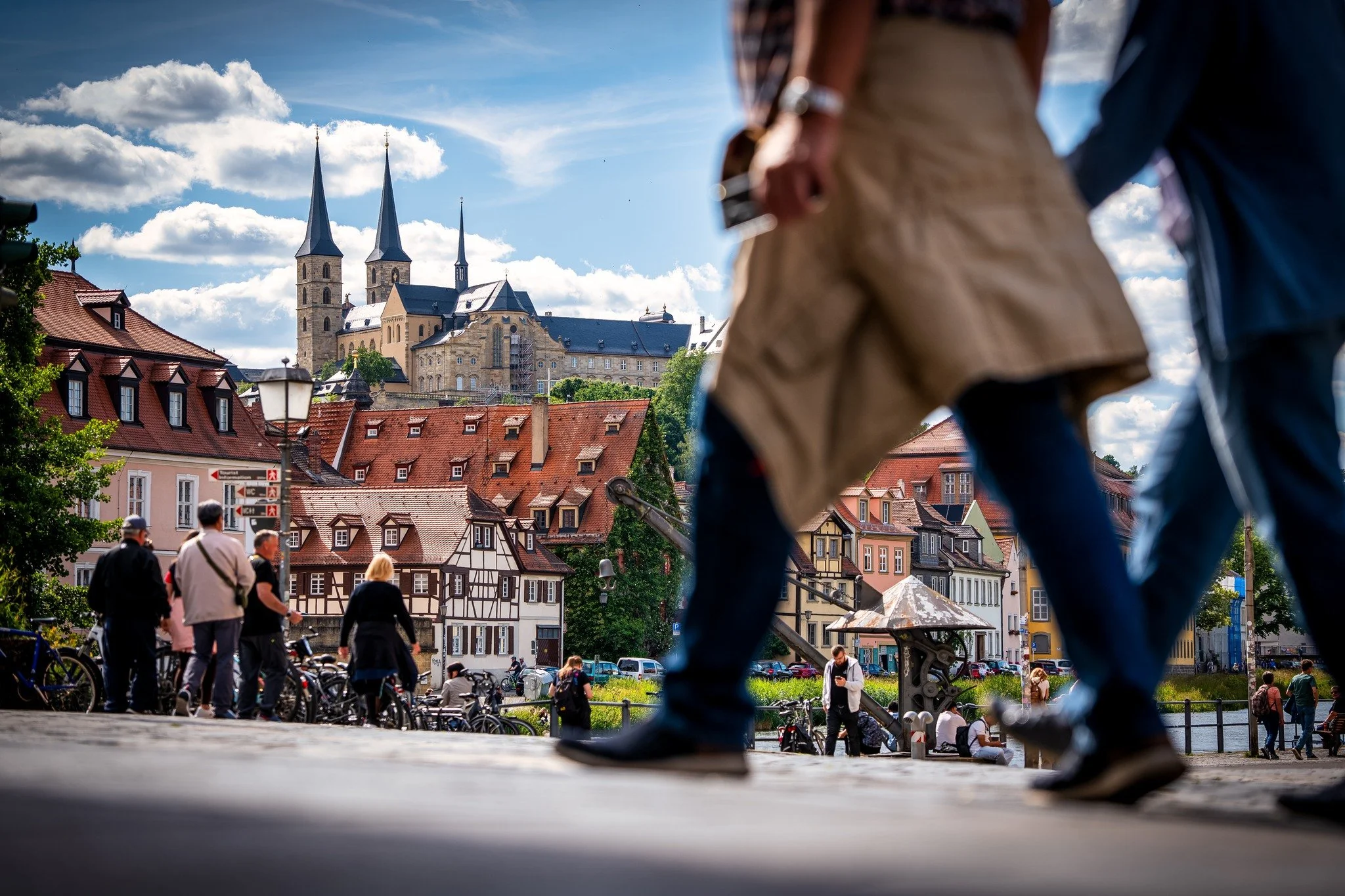 Lange Hosen, immer einen Regenschirm in Reichweite und die Wetter-App als t&auml;glicher Begleiter.

Wo bleibt eigentlich der Sommer dieses Jahr?
Der Blick vom Kranen auf Kloster St. Michael macht das Warten zumindest etwas leichter.

#bamberg
#frank