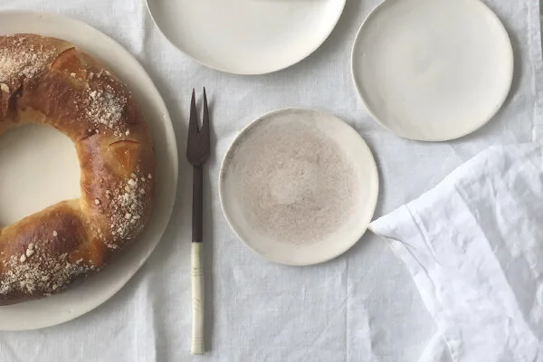 plato de pan en blanco