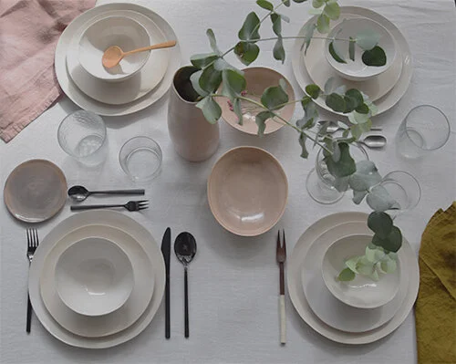 vajilla para cuatro personas en blanco