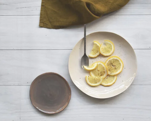 plato de postre en blanco