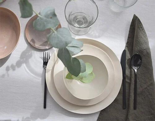 vajilla para cuatro personas en marfil