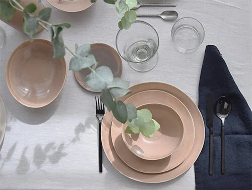 vajilla para cuatro personas en rosa tiza