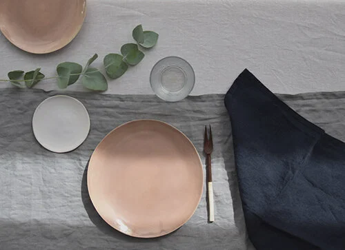 plato llano en rosa tiza