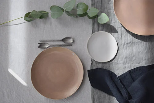 plato de postre en rosa tiza