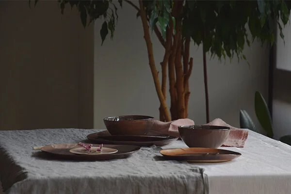 vajilla para cuatro personas en castaña