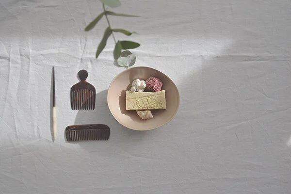 jabonera en rosa tiza + jabón de avena y leche de cabra