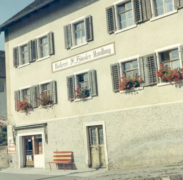 Die Fabriksbelegschaft ging in verschiedenen Lebensmittel-Handlungen, wie die Bäckerei und Gemischtwarenhandlung Hänsler oder "beim Tschann" einkaufen. Die Praxis seine Schulden anschreiben zu lassen, war vor allem in Krisenzeiten üblich und von den Geschäftsbesitzern akzeptiert. Wer bar bezahlen konnte, war stolz darauf. Foto Hänsler um 1960, Foto Tschann um 1935 Gemeindearchiv Thüringen