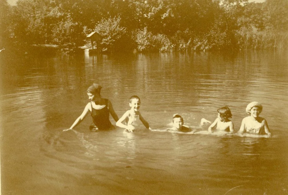 Gäste mit Kastner-Kindern beim Badevergnügen am Stauweiher oberhalb der Fabrik Foto um 1918 zur Verfügung gestellt von Familie Dittrich