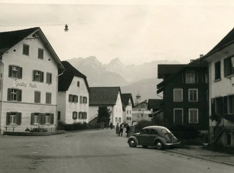 Im Gasthaus Rössle (links im Bild) trafen sich eher die Fabriksangestellten. Die Besitzer vermieteten auch Zimmer an Fabriksangehörige. Foto um 1960 Gemeindearchiv Thüringen