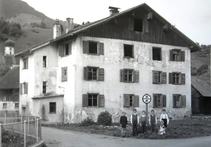 Im Armenhaus von Thüringen wurde 1931 mit finanzieller Unterstützung von Rudolf Kastner ein sogenanntes Kinderheim- ein erster Kindergarten eingerichtet. Foto o.J. Gemeindearchiv Thüringen