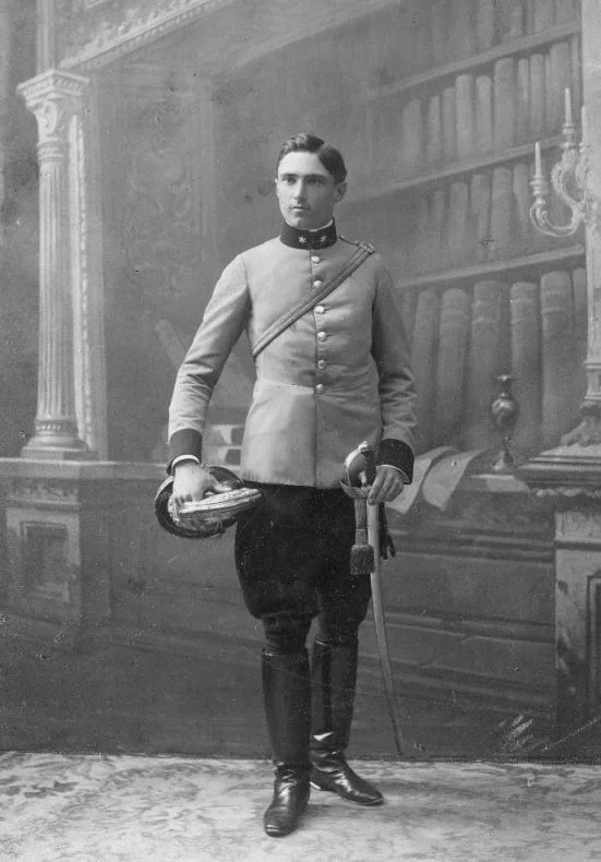 Rudolf Kastner absolvierte seine Militärzeit beim 4. Dragonerregiment in Wels. Hier in Friedensuniform der berittenen k.u.k. Elitetruppe. Foto um 1905 zur Verfügung gestellt von Familie Dittrich