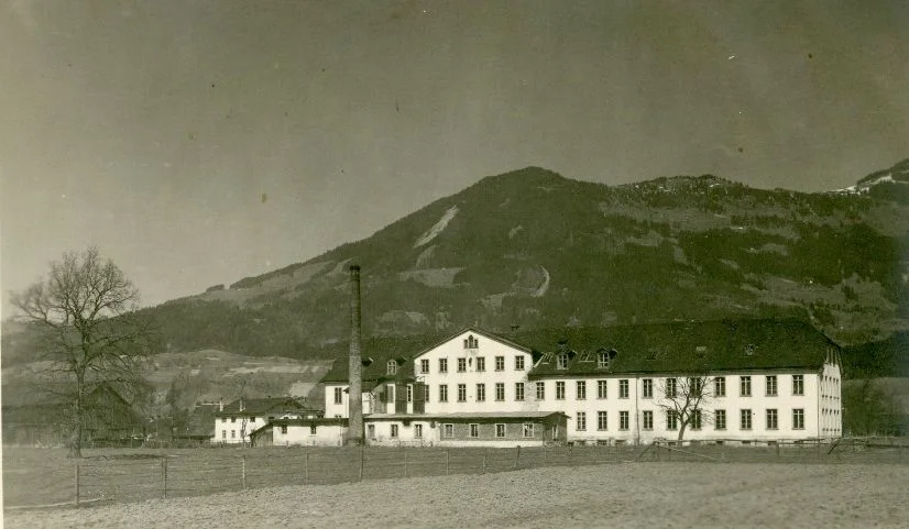 Die Weberei Frommengärsch in Schlins wurde mehrere Jahre lang gemeinsam mit einem Wiener Geschäftspartner (Kurt Sonnenschein) gepachtet. Foto um 1920 zur Verfügung gestellt von Familie Dittrich