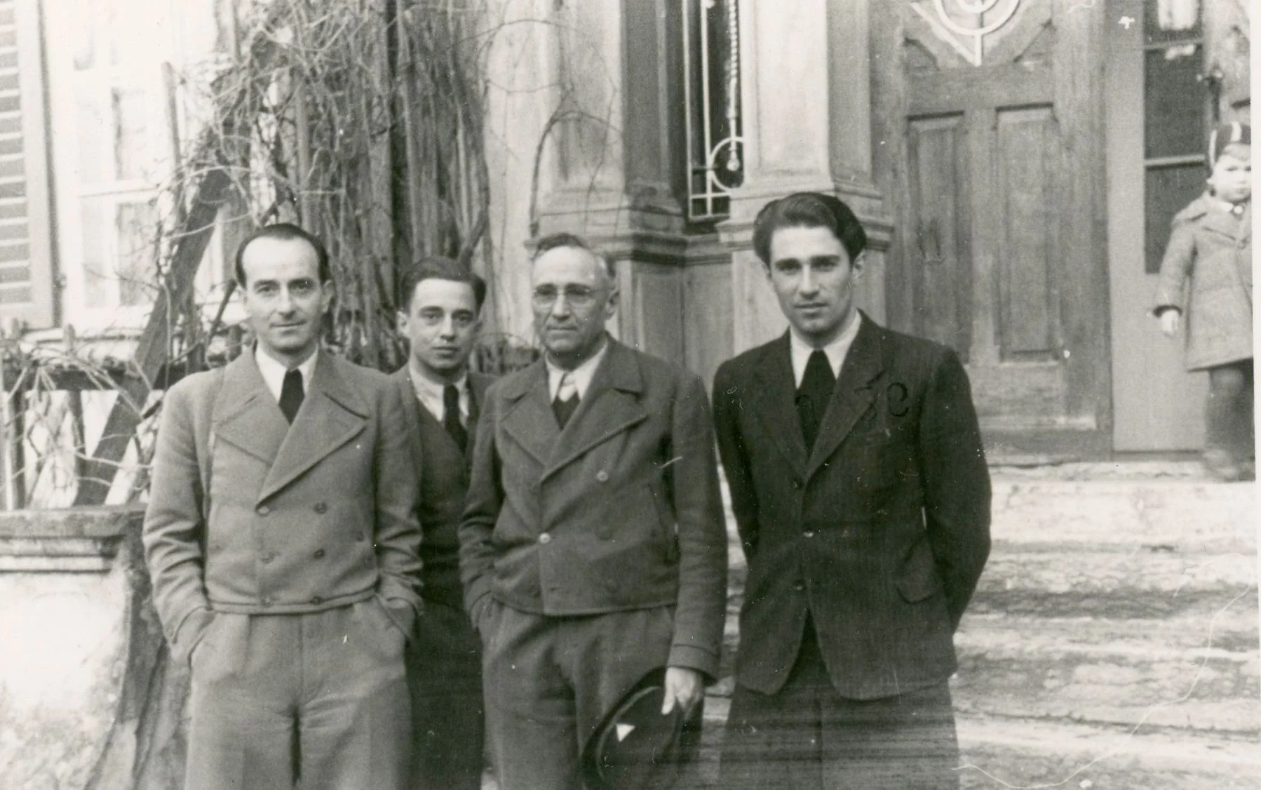 Josef Dittrich, Harry, Rudolf und Kurt Kastner vor der Villa im Herbst 1945 Foto 1945 zur Verfügung gestellt von Familie Dittrich