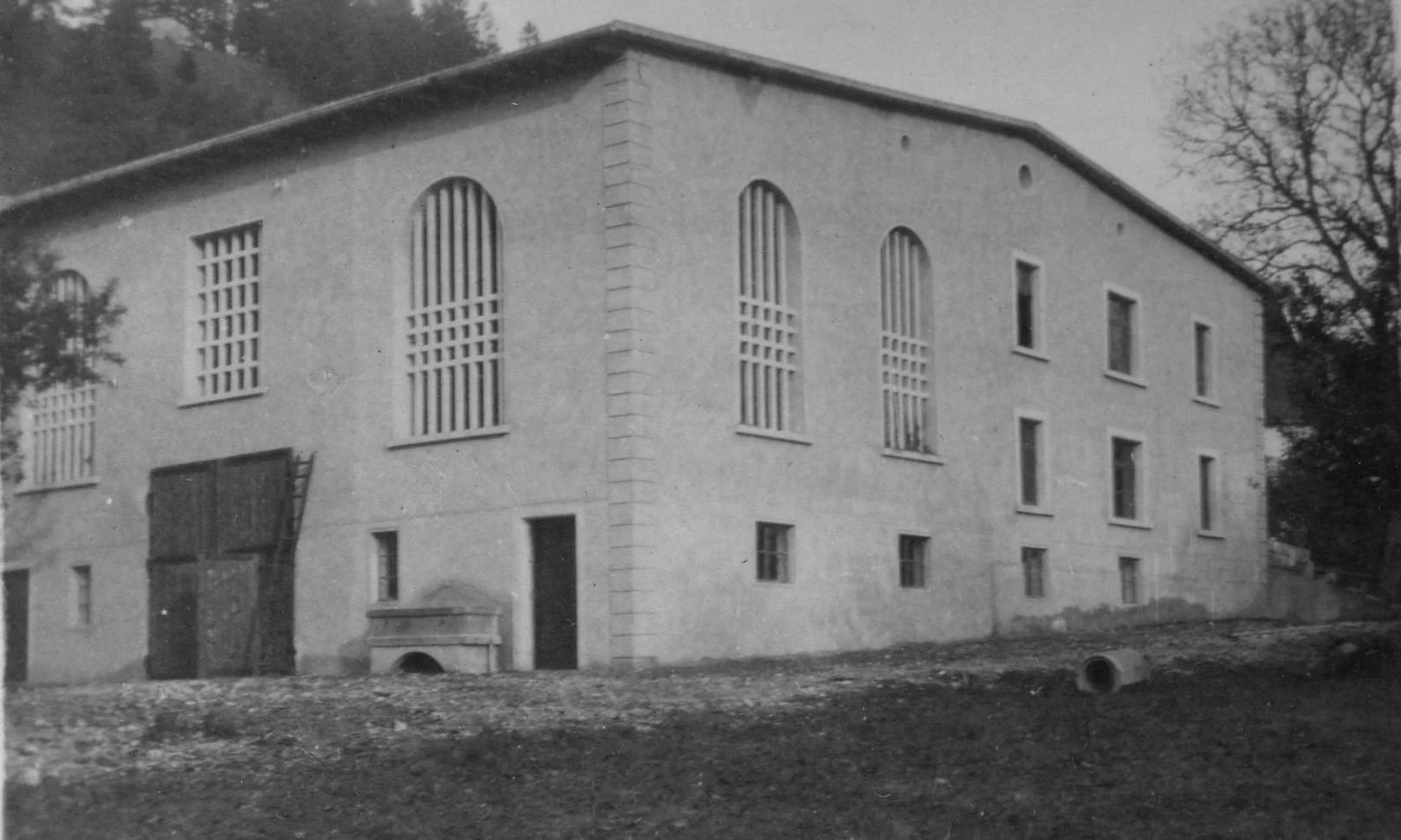 An das freistehende Baumwolllager wurde im Ersten Weltkrieg ein Stall angebaut, um die Versorgung der Belegschaft mit Milch sicher zu stellen. Nach dem Zweiten Weltkrieg wurden neben dem Stall Wohnräume ausgebaut, die als Mädchenheim - als Unterkunft für junge Arbeiterinnen dienten. Foto 1930er-Jahre zur Verfügung gestellt von Familie Dittrich