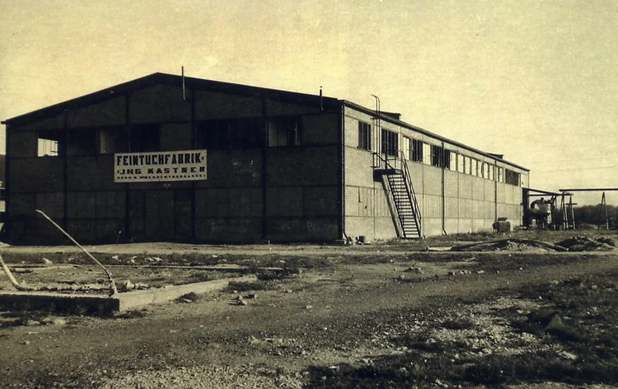 Am Laaerberg in Wien wurde 1945 eine zerbombte Industriehalle gekauft, wieder aufgebaut und als Feintuchfabrik Ing. Kurt Kastner eröffnet. Sie war spezialisiert auf Anzugstoffe. Foto um 1947 zur Verfügung gestellt von Georg Kastner