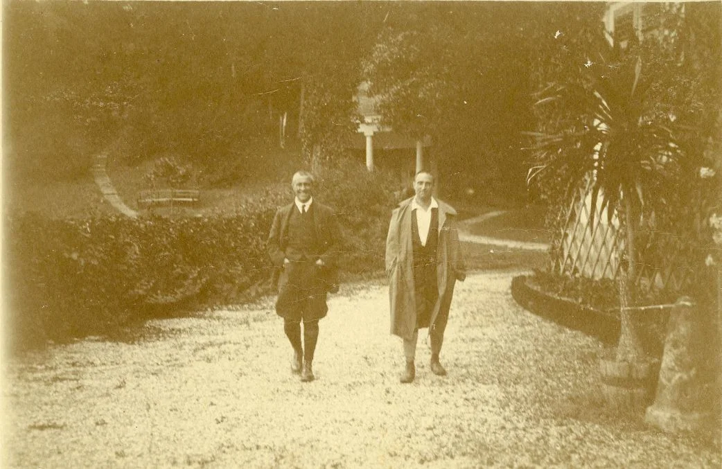 Rudolf Kastner mit seinem älteren Bruder Richard vor der Villa Falkenhorst. Dr. Richard Kastner war im Familienunternehmen Kastner & Öhler tätig und übernahm 1919 auch die Prokura der Baumwollspinnerei und-weberei Ing. Rudolf Kastner. Foto 1919 zur Verfügung gestellt von Familie Dittrich