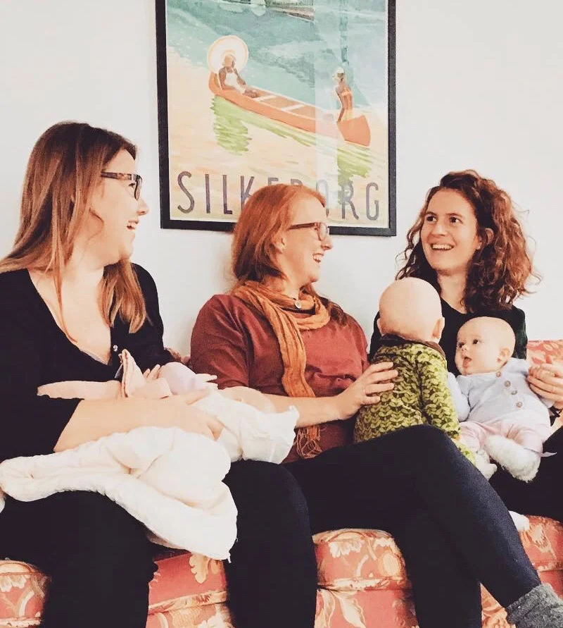 Louise & Ragn - i den blomstrede sofa i Laven - sammen med Betina & Astrid og deres børn.