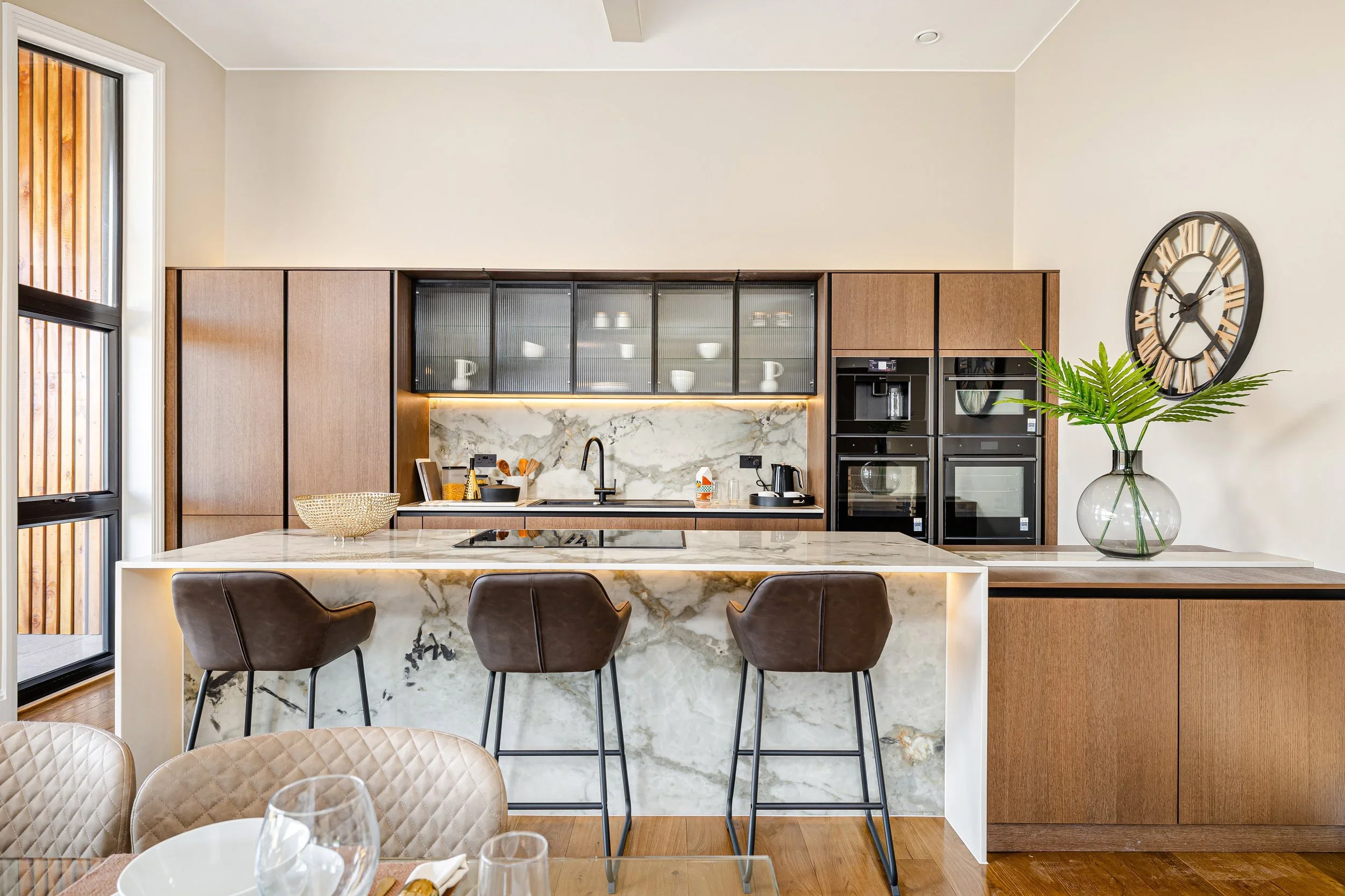grainstore-showhome-luxury-kitchen-with-breakfast-bar.webp