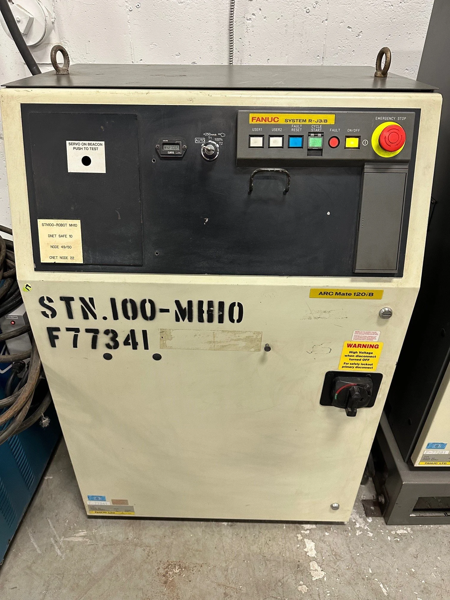 Robot 1_Controller Outside.jpg