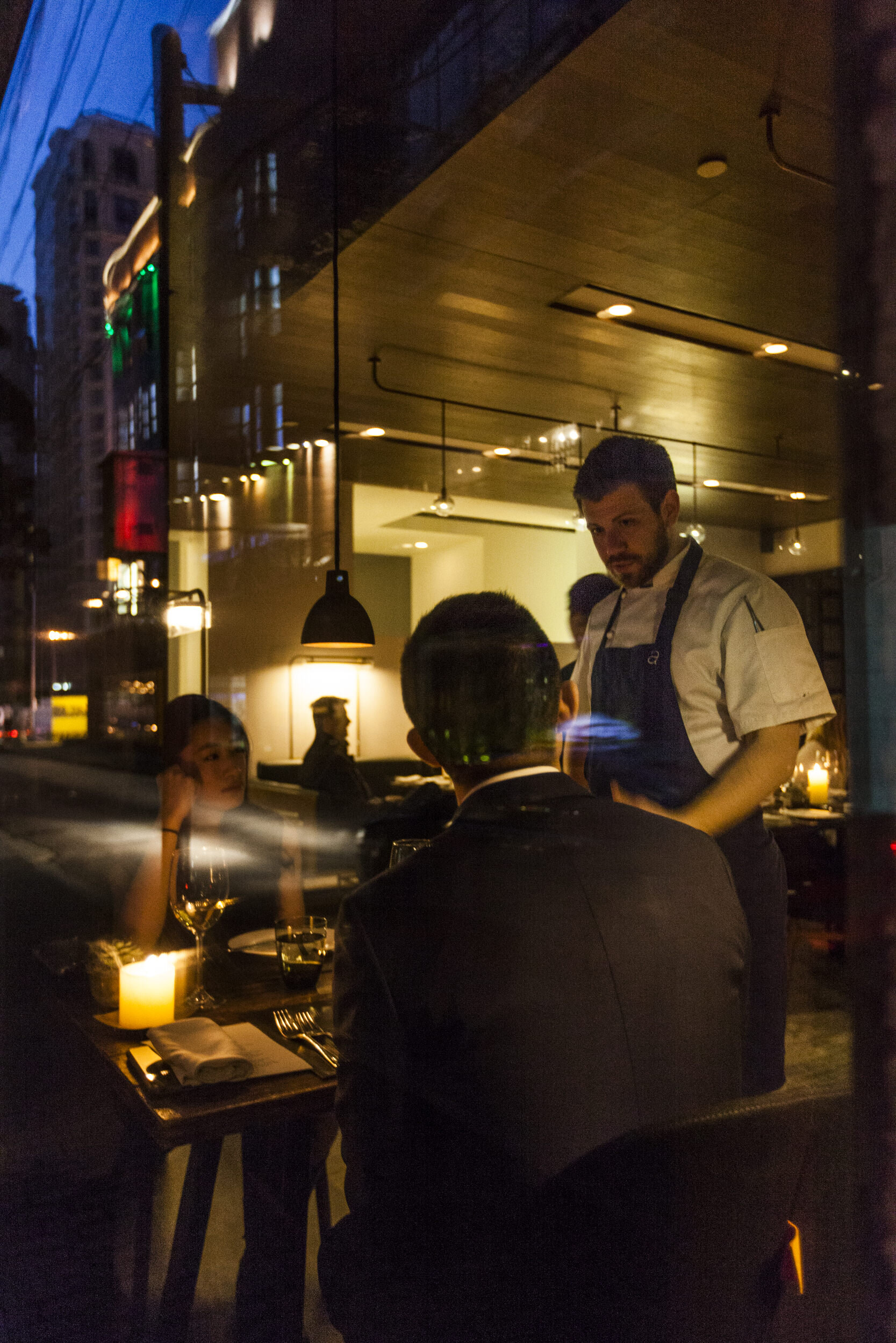  service en salle de restaurant ambiance soirée 
