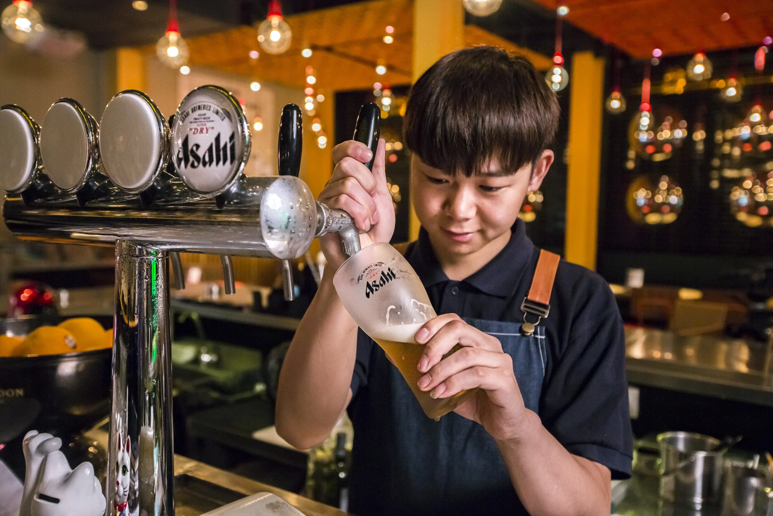  barman servant une bière à la tireuse 