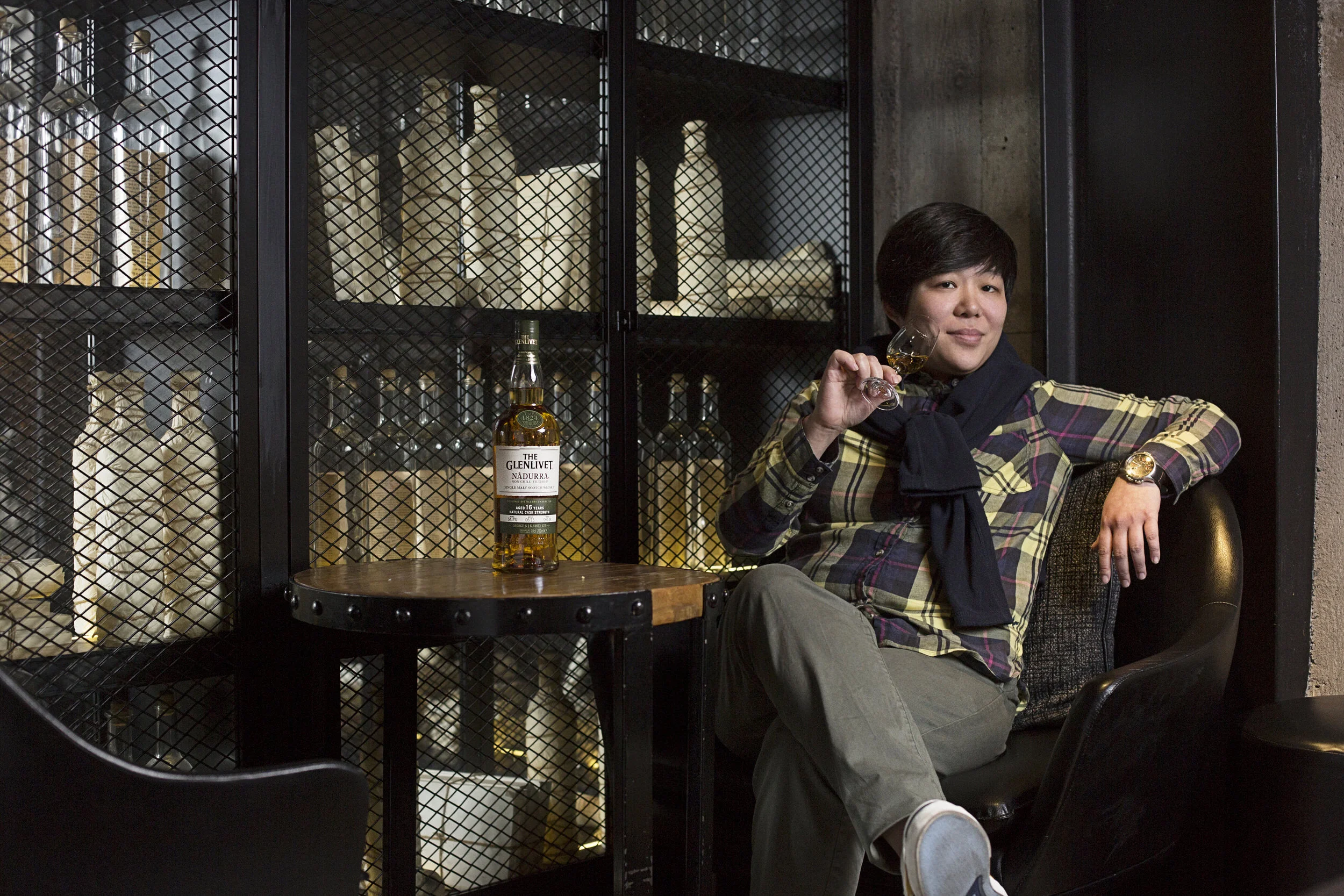  portrait femme assise dans un bar ambiance 