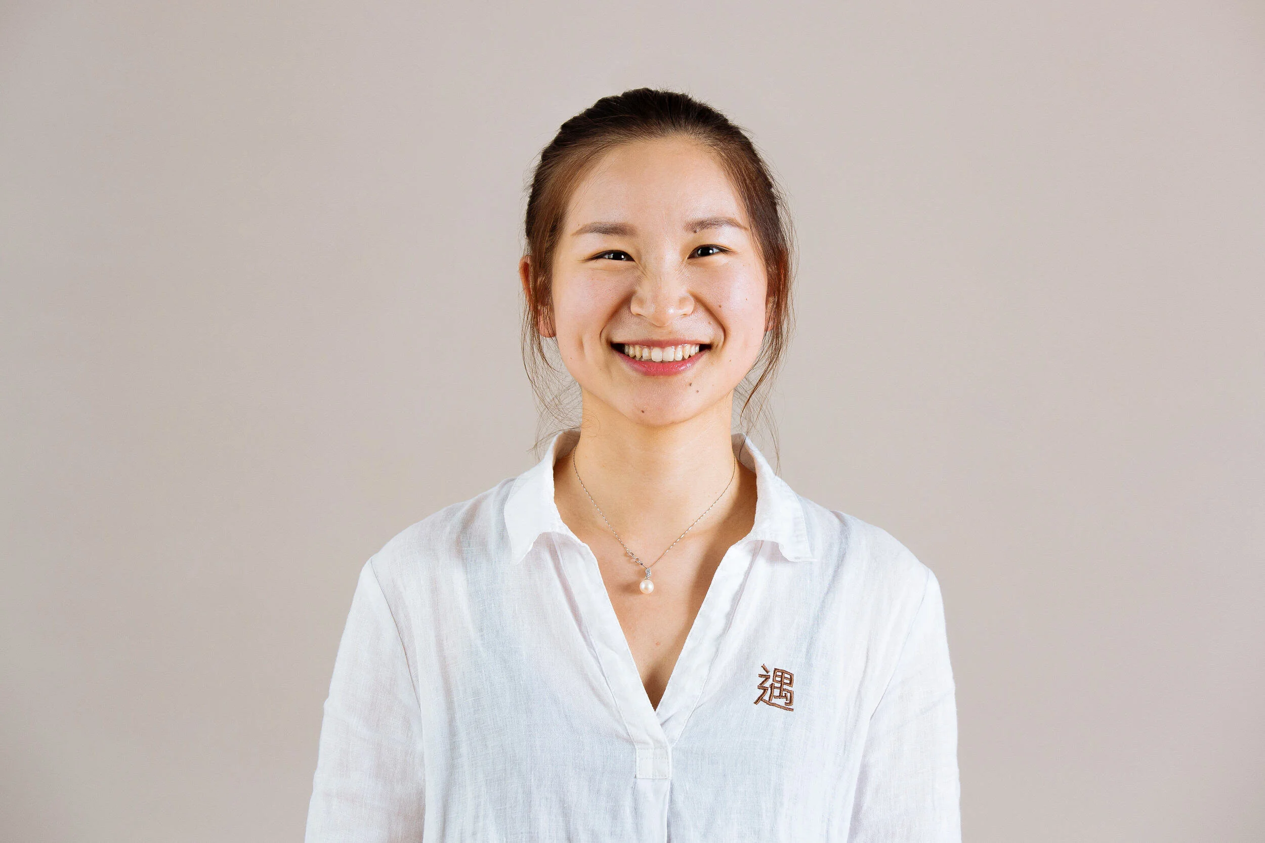  portrait professionnel femme souriante fond clair 