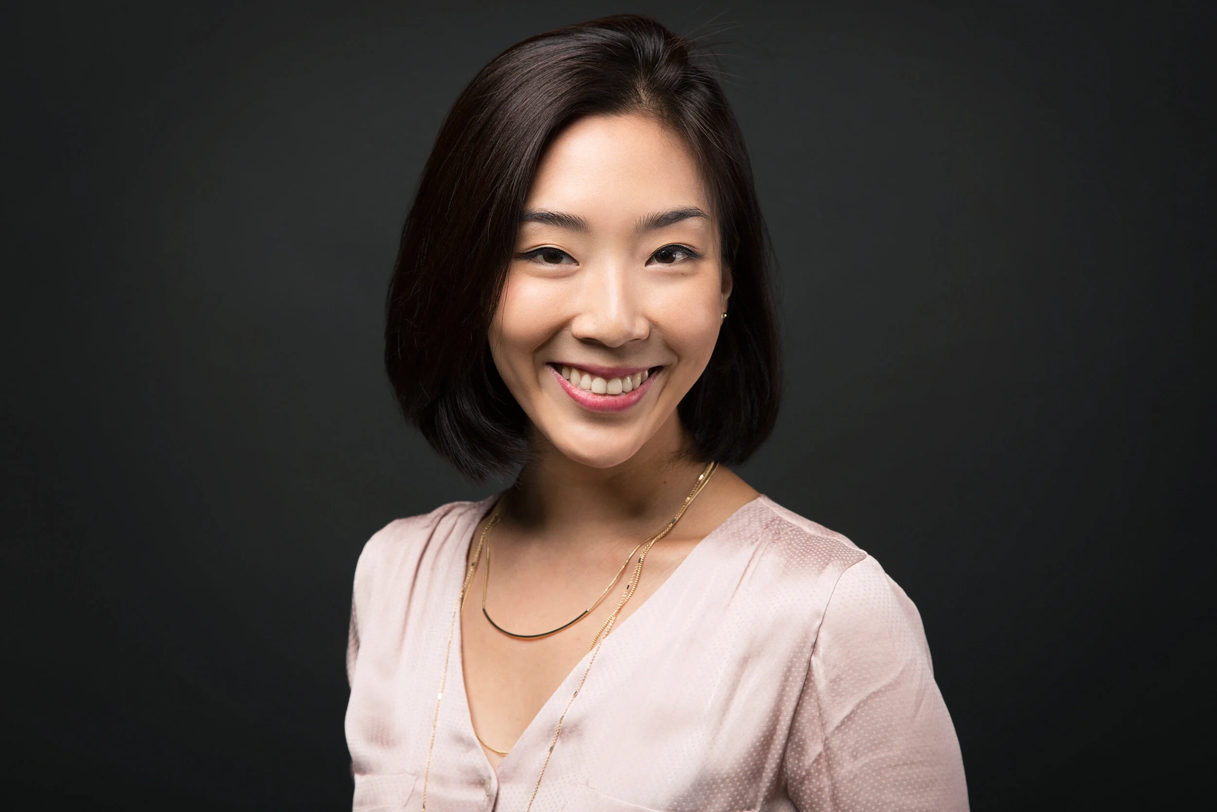  portrait professionnel femme en studio fond sombre bourgogne 