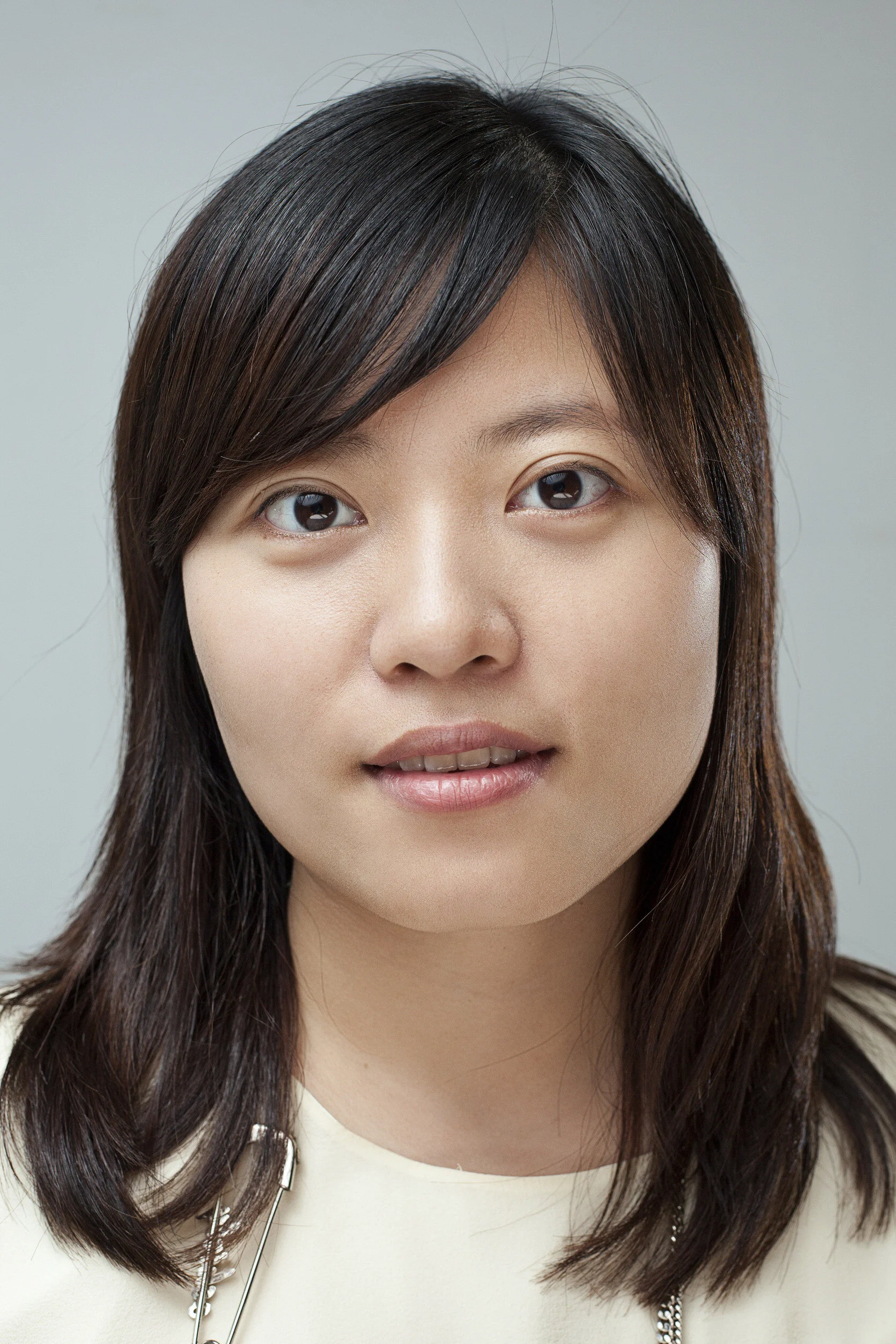  portrait d’équipes femme asiatique fond clair   