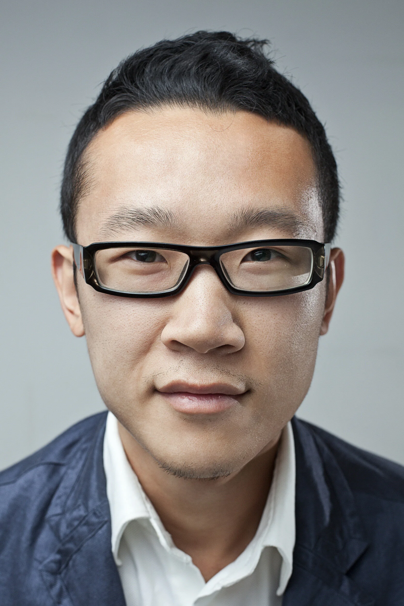  portrait professionnel homme avec lunettes en studio macon 