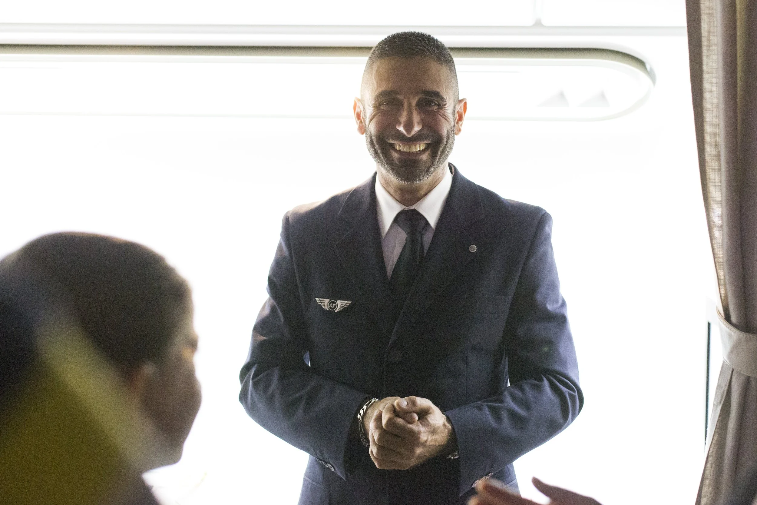 Portrait sur le vif d'un steward Air France souriant lors d'un événement d'accueil du public