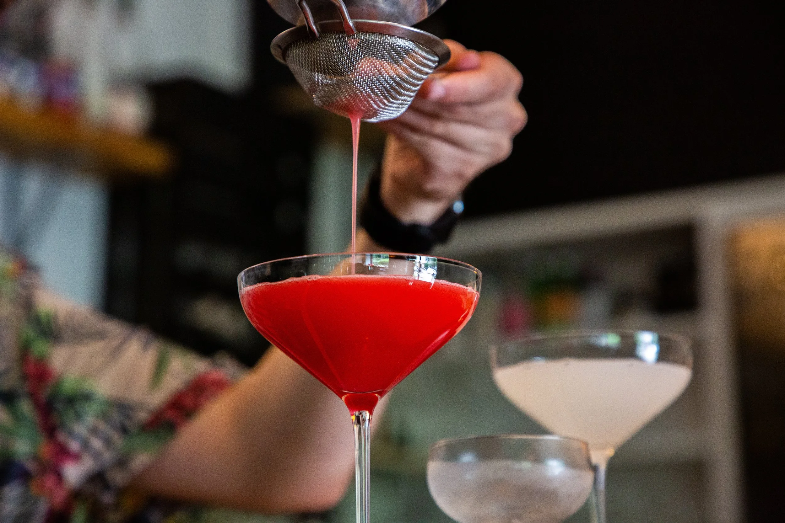  cocktail rouge en préparation gros plan 