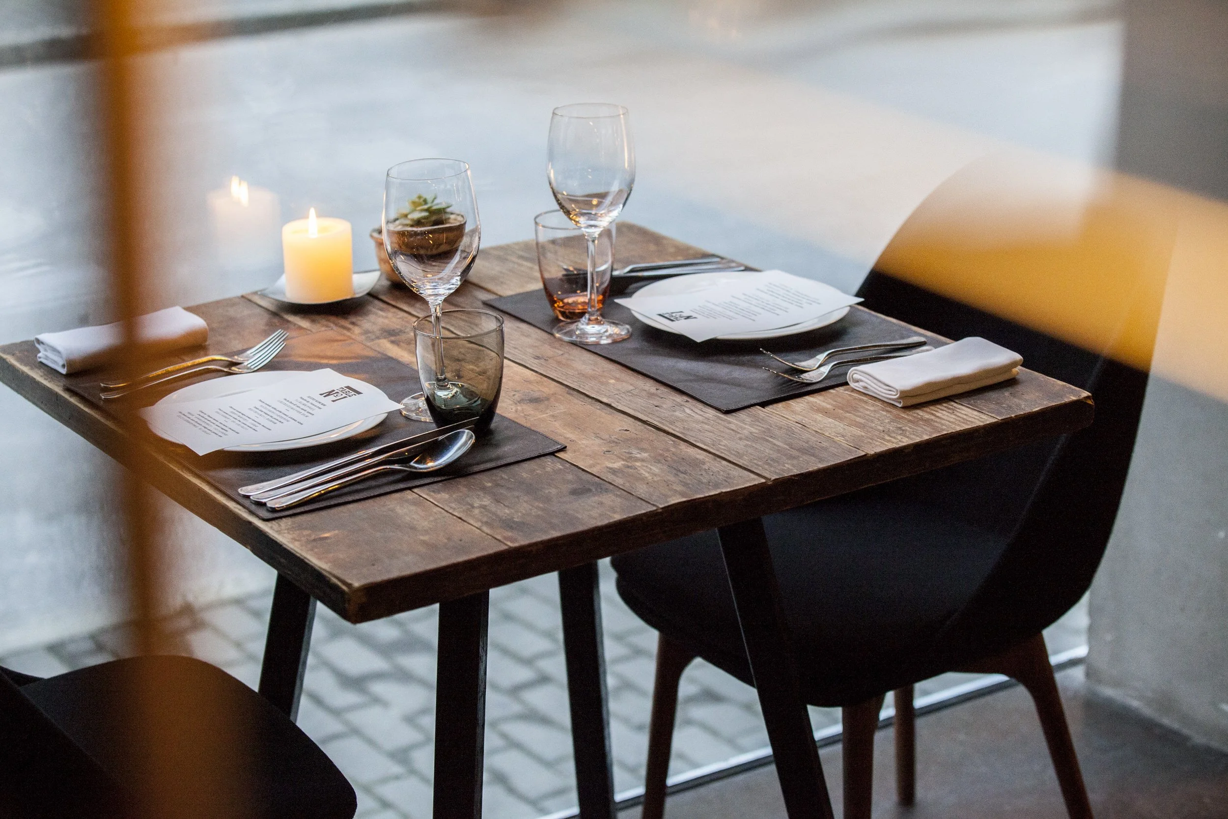  table dressée au restaurant ambiance intimiste 