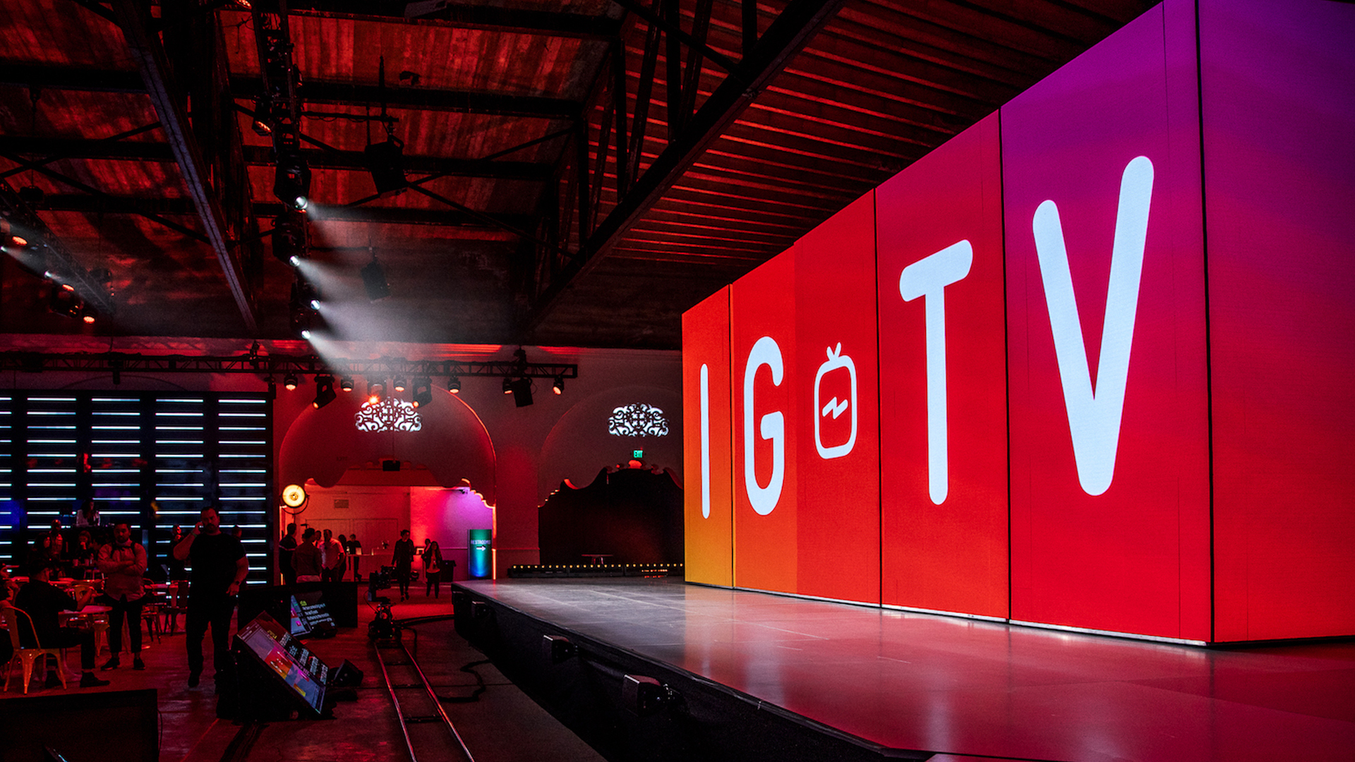 The event was broadcast live on media channels globally as well as Instagram and Facebook. The film was projected onto 5 vertical screens, moving and shifting to fit the creative.