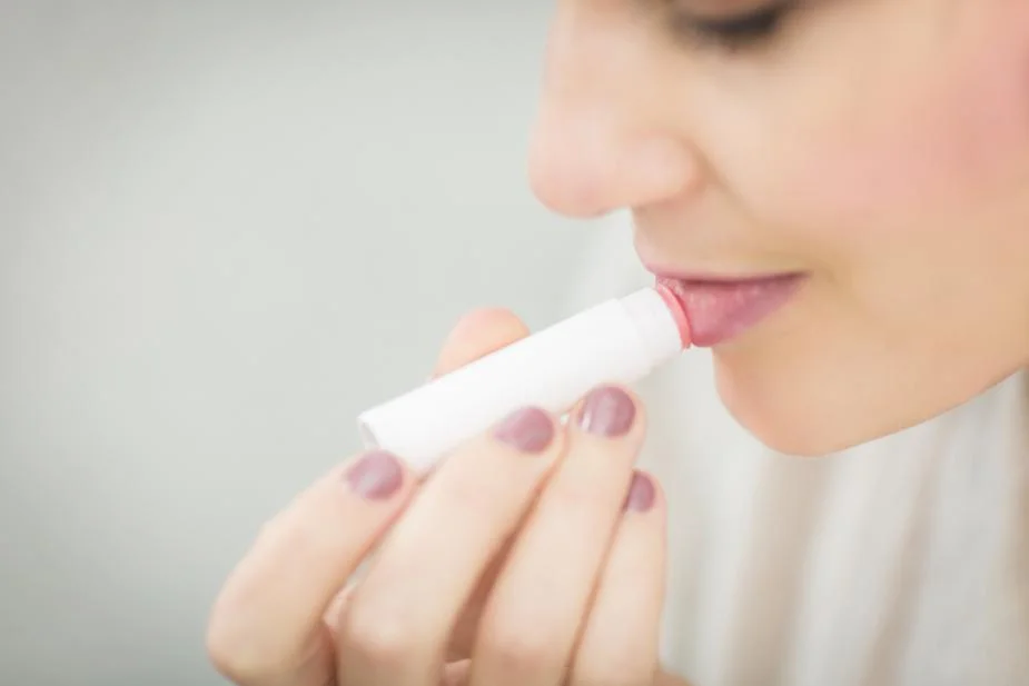 applying-lip-balm_925x.jpg