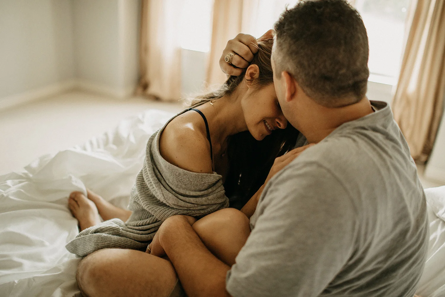 Intimate lifestyle in home session