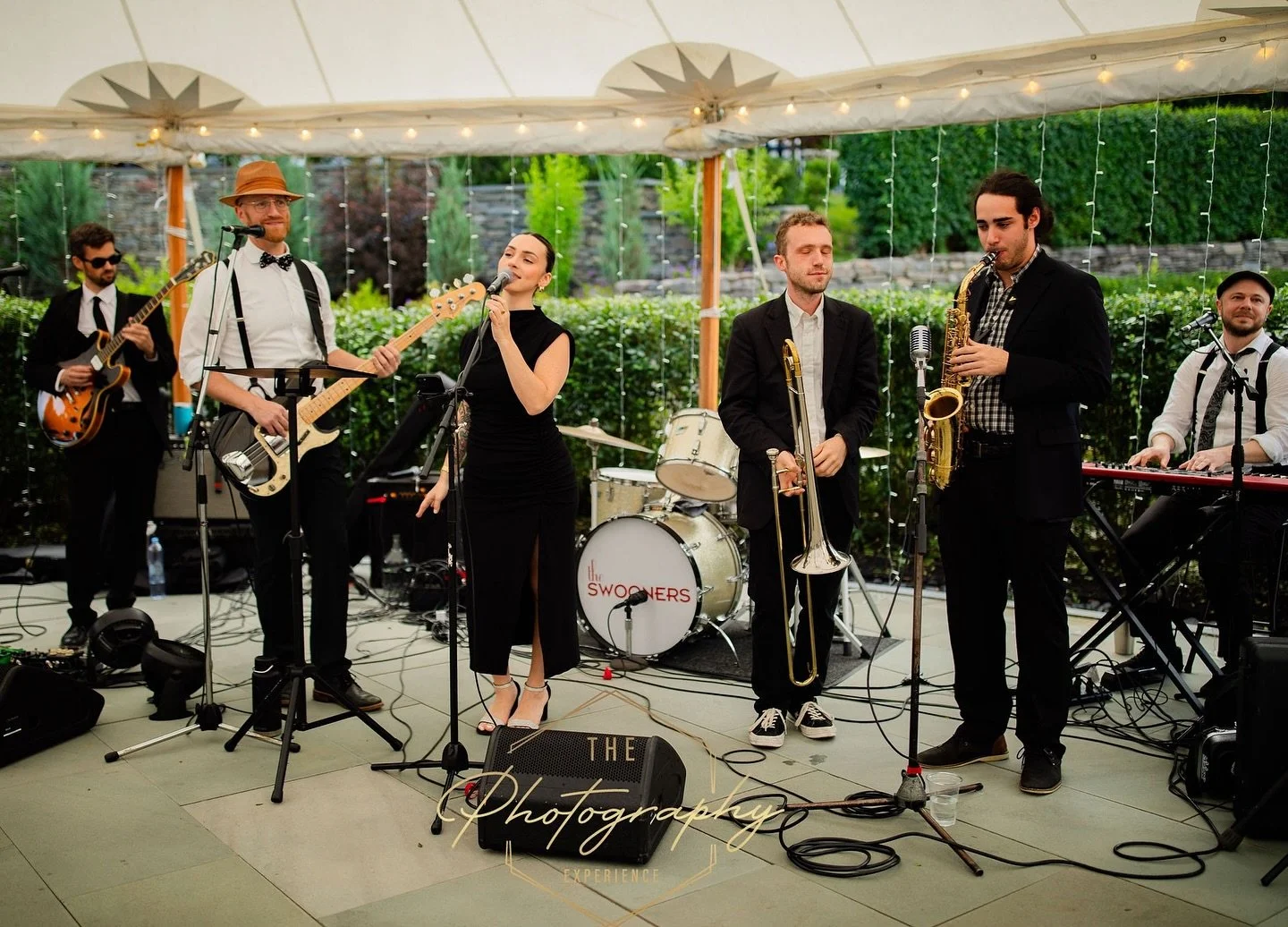 Nothing pairs with a cocktail quite like live music 🎶🍸 Inquire with us to start your celebration in style! ✨ 
🔗 theswooners.com
#theswooners #upstatenyweddings #cocktailhourvibes #liveweddingband #weddingentertainment