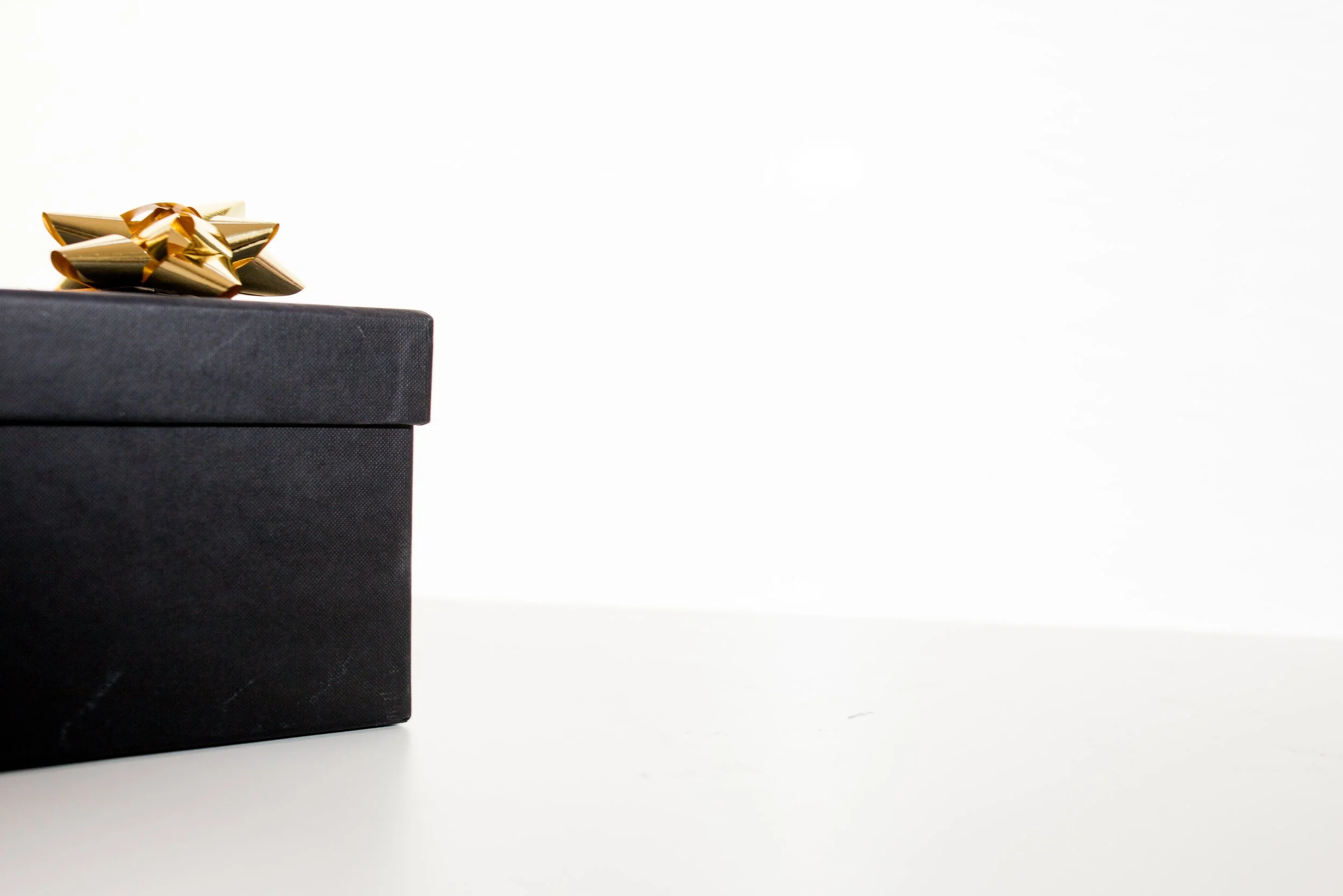 birthday-gift-bow-box-190930.jpg