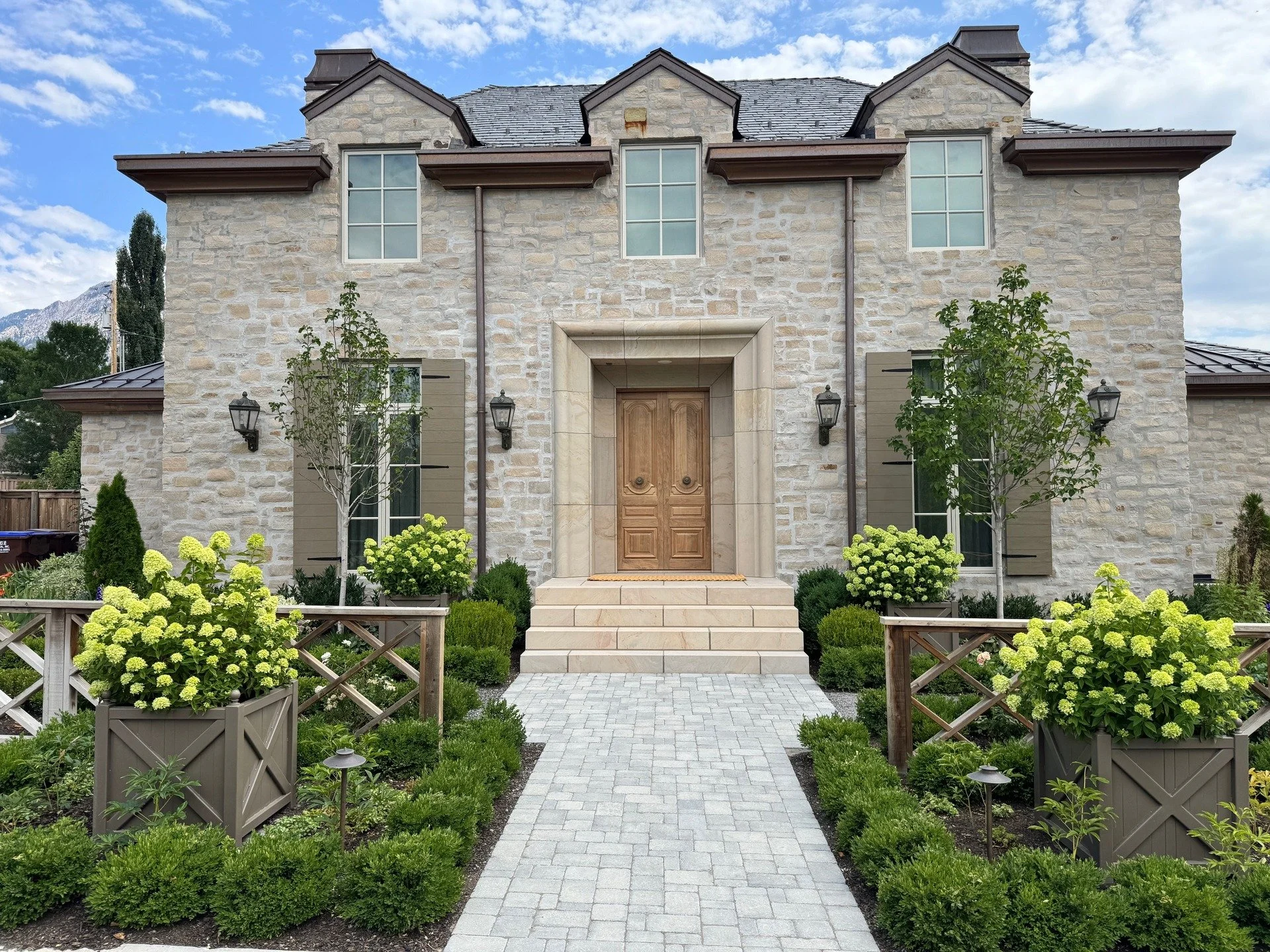 Perfect symmetry for our client's entry landscaping. 💚

#hydrangea #limelighthydrangea #magnolia
#boxwood #frontentry
#trellisfencing #pavers #hardscape #landscapedesign #landscaper #utahlandscaper