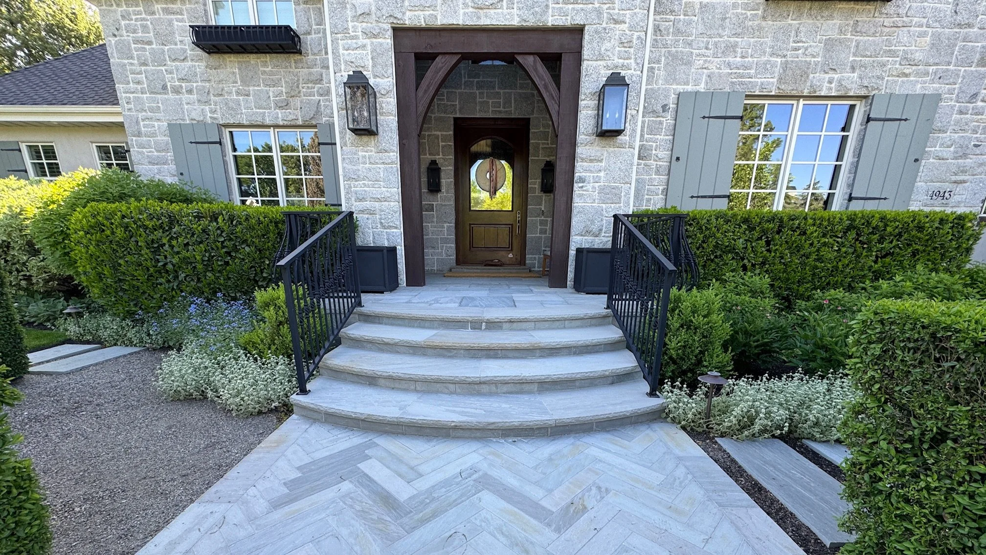 This project of ours has a stunning, detailed hardscape entry in Oslo Grey stone with a herringbone pattern and sculptured hedges that create natural pathways.

Paver install by @artisticstonemasonry

#landscapedesign #landscape #utah #hardscape #sto