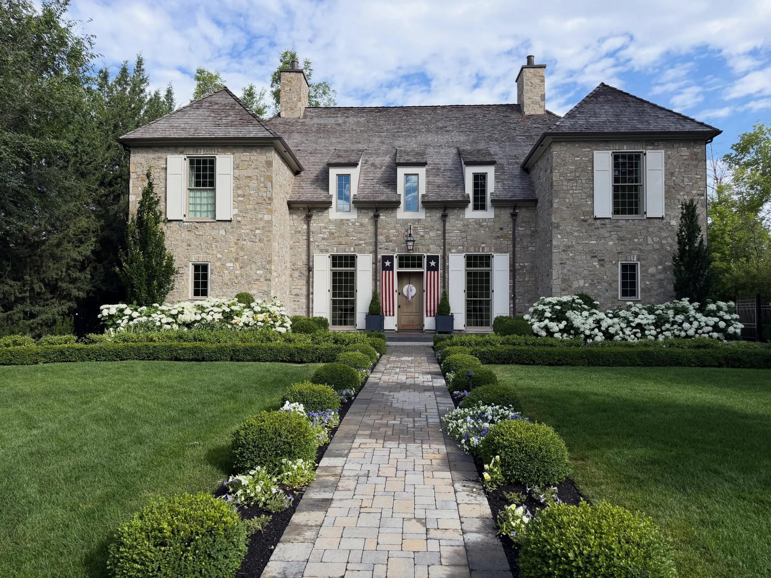 Why go The Cotswolds when you could just go to Holladay? 😉 

#landscape #landscapedesign #thecotswolds #boxwood #hydrangea 

@maria_willmarth