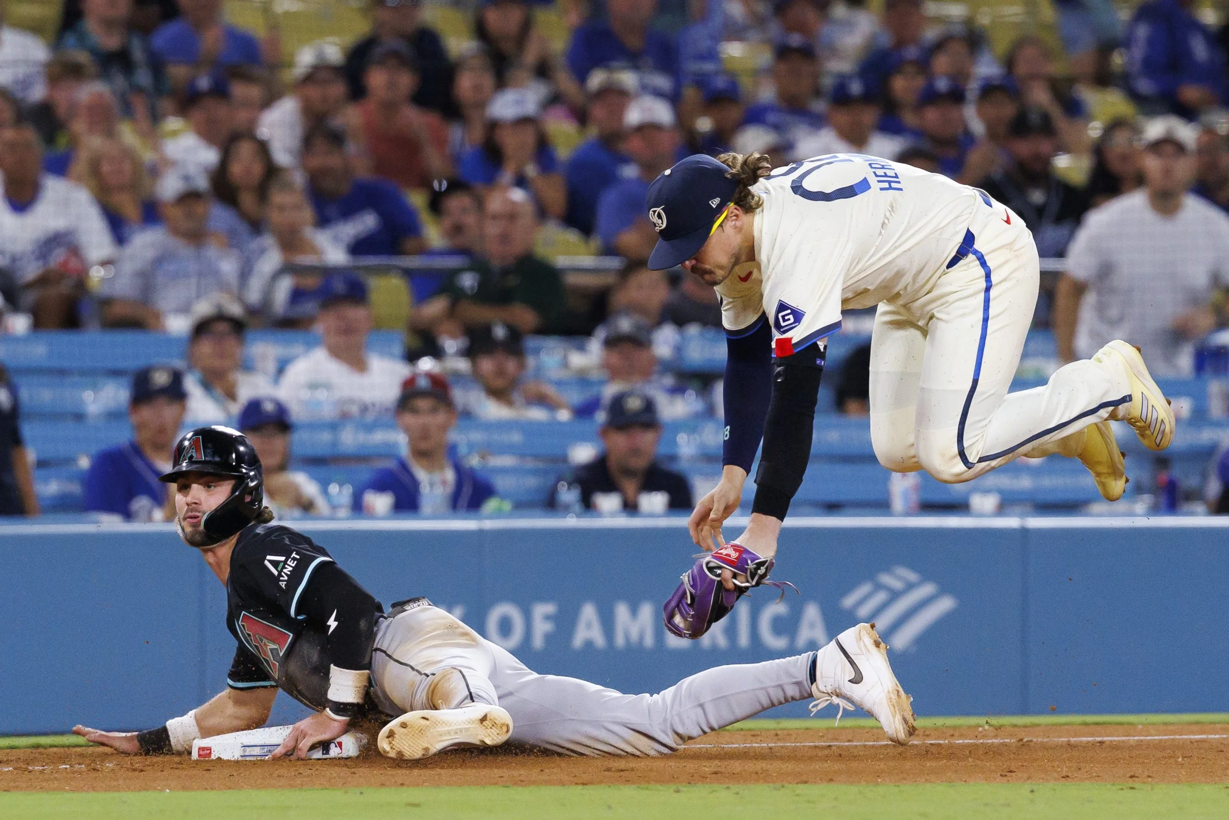  Arizona Diamondbacks shortstop Blaze Alexander (9) takes third while Los Angeles Dodgers third base Kike Hernández (8) attempts a tag at the top of the 9th at the game between the Arizona Diamondbacks and the Los Angeles Dodgers at Dodger Stadium on